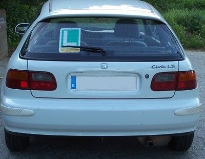 Un coche, con la L.