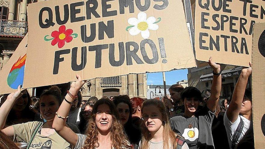 Jóvenes durante la concentración con motivo de la huelga mundial por el clima. Foto: Oskar Montero