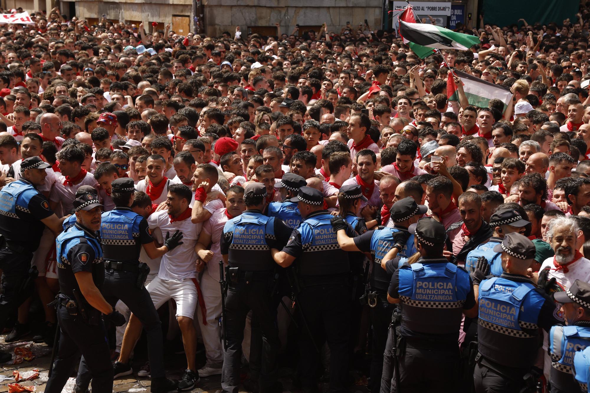 Fotos del  Chupinazo de San Fermín 2025 en Pamplona: ¡La fiesta más internacional se enciende con un grito solidario por Palestina!