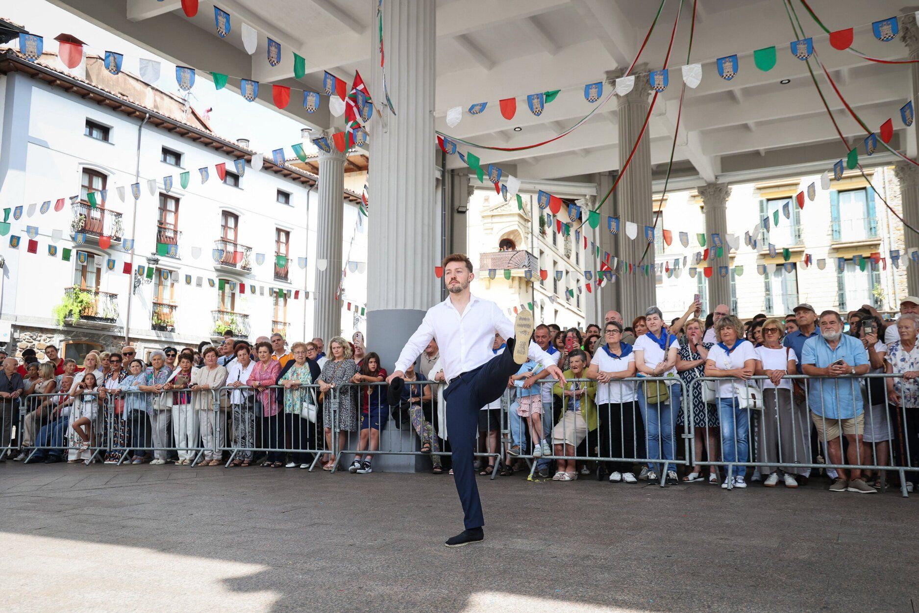 Emoción en Ordizia con el baile de los Santaneros