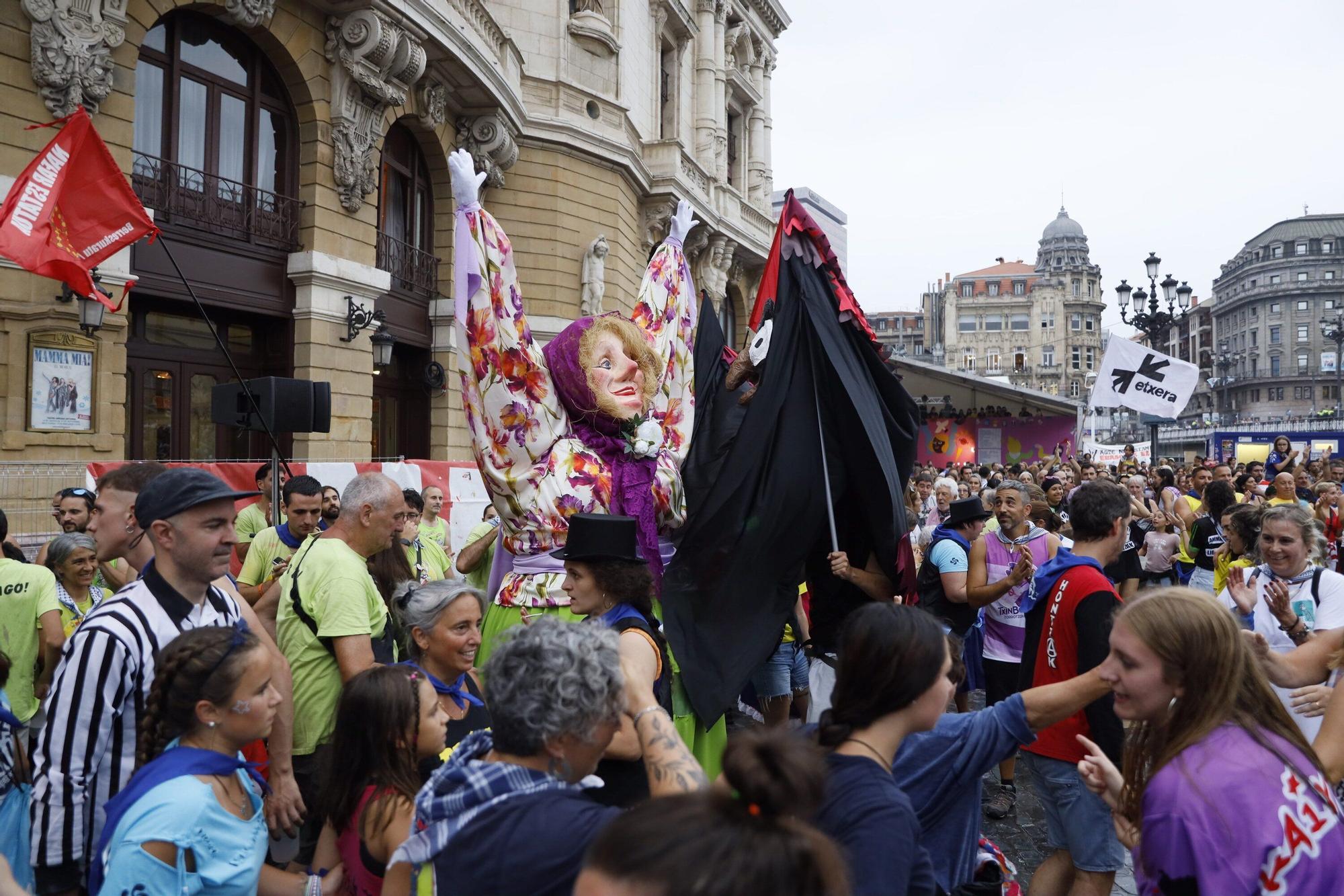 En imágenes: apertura de txosnas y toro de fuego