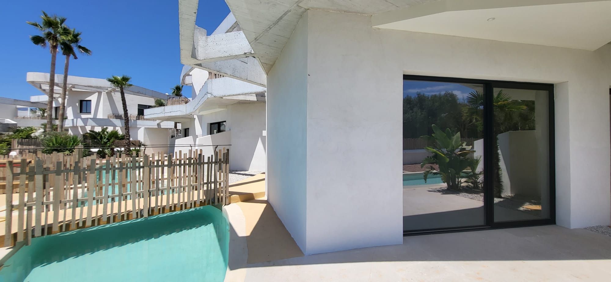 Lo rompedora piscina Mediterranean Sea, diseñada por una constructora donostiarra, para un hotel en Menorca