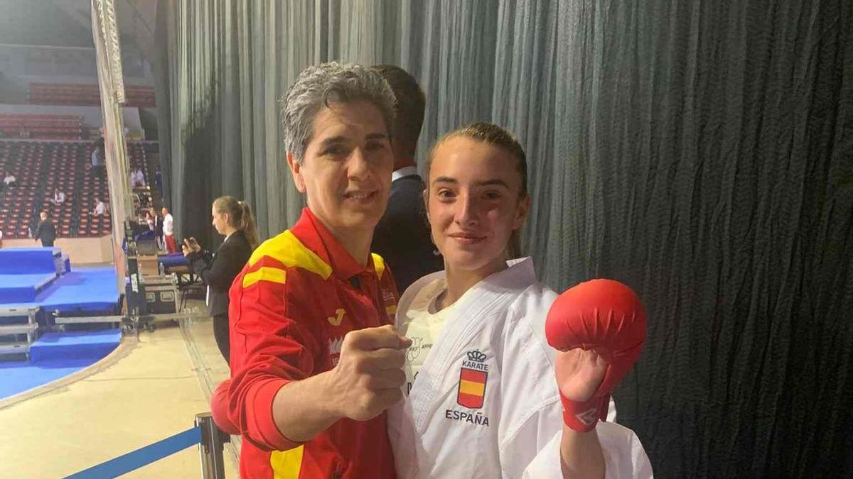 Mireia Vizuete, junto a su entrenadora en Praga