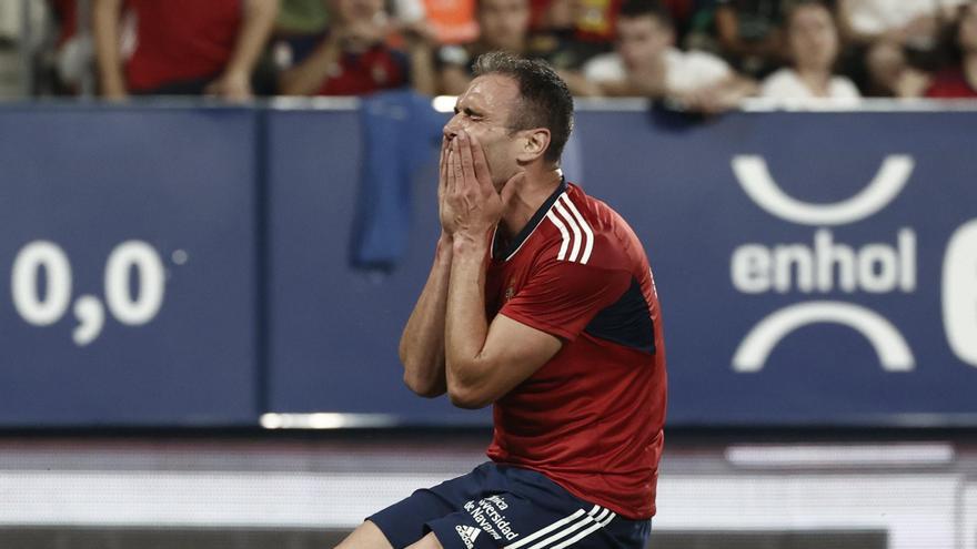 El delantero de Osasuna, Kike García, se lamenta de una ocasión fallada / JESUS DIGES