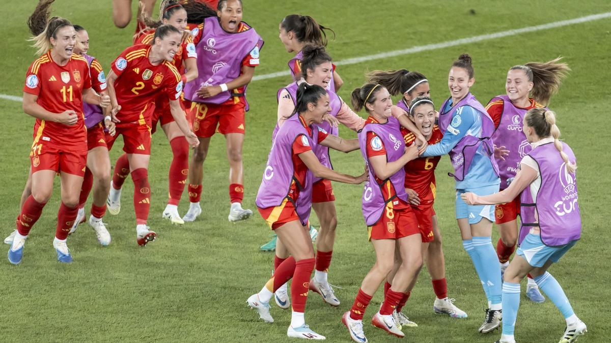 Las jugadoras de España se abrazan a Aitana Bonmatí.