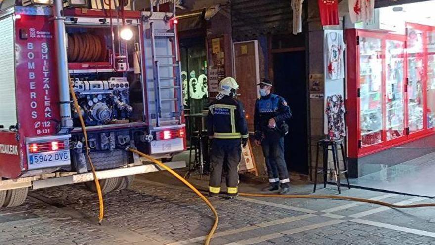 Bomberos y policías municipales, en el exterior del local