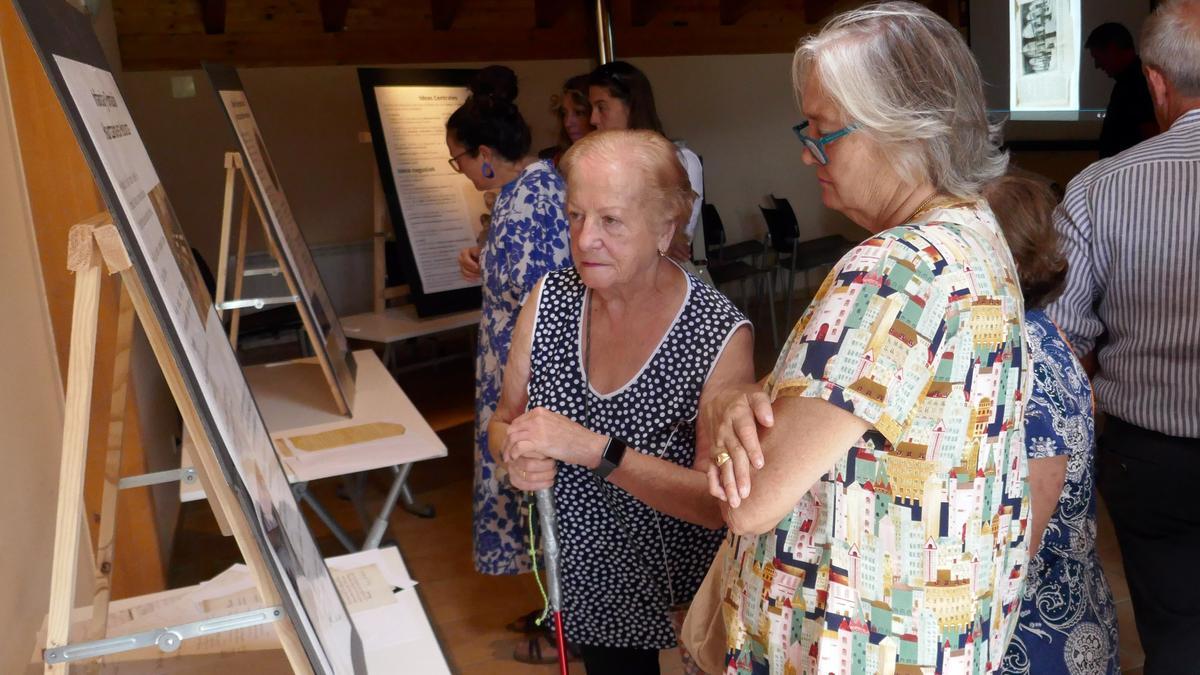 Una exposición recogía la semblanza y trayectoria de Sanz.
