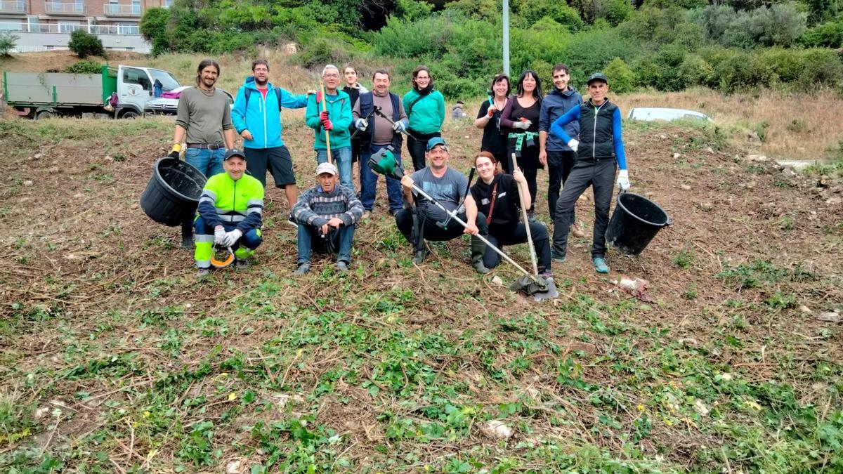 Vecinos del barrio de Lizarra tras el auzolán de recuperación del solar