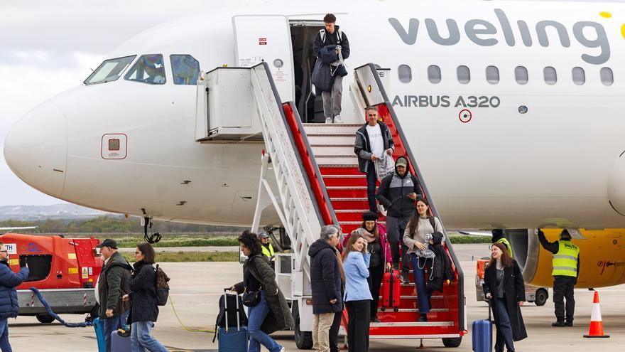 Logroño estrena su conexión aérea con Barcelona: “Por 23 euros, o 40 con maleta, compensa”