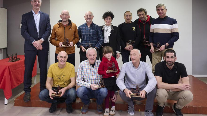 El Gobierno de Navarra reconoce a los 14 bomberos jubilados y uno fallecido durante 2025