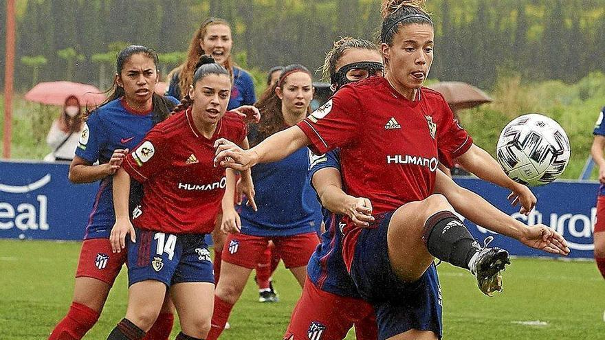 María González &#039;Ibra&#039; controla un balón en el partido ante el Atlético B en Tajonar del curso pasado.