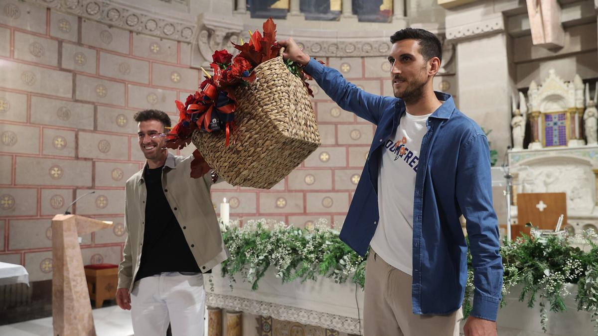 Los capitanes con la ofrenda foral.