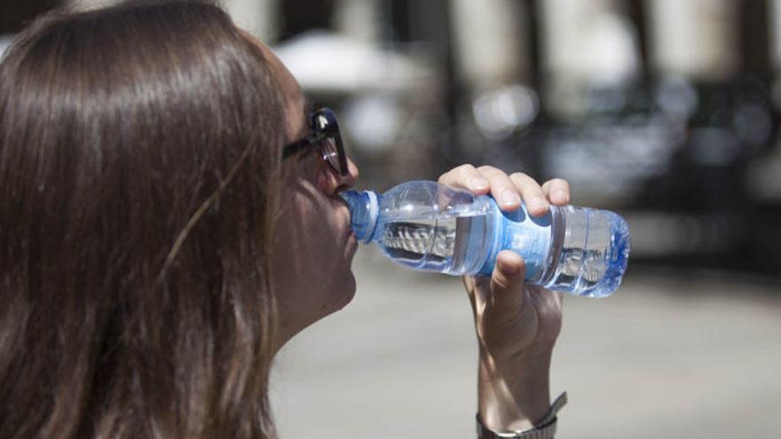 Las especialistas recomiendan tener a mano una botella de agua para beber a lo largo del día.