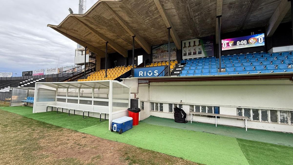 En la zona de los banquillos se ha colocado césped artificial.