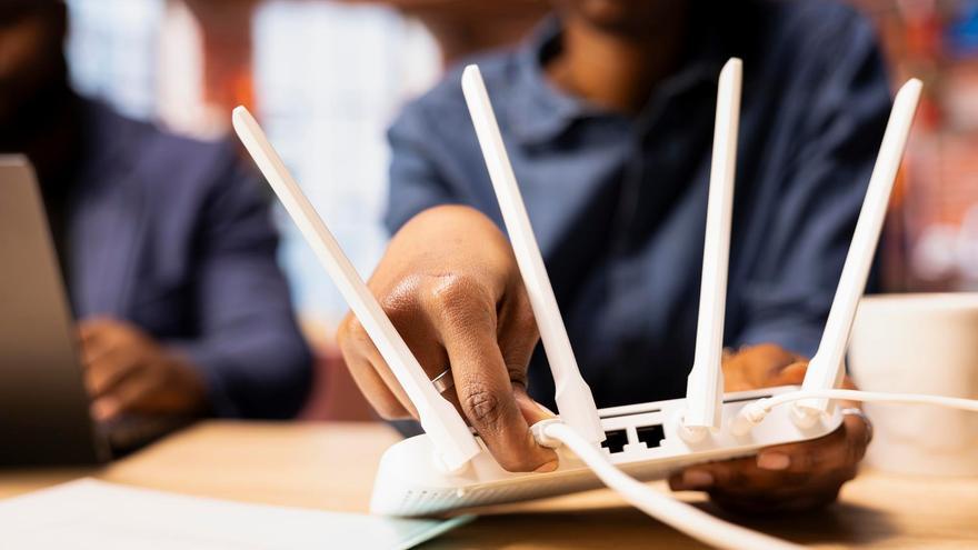 Una llave de metal sobre el router de casa, el curioso truco que quiere mejorar la conexión wifi