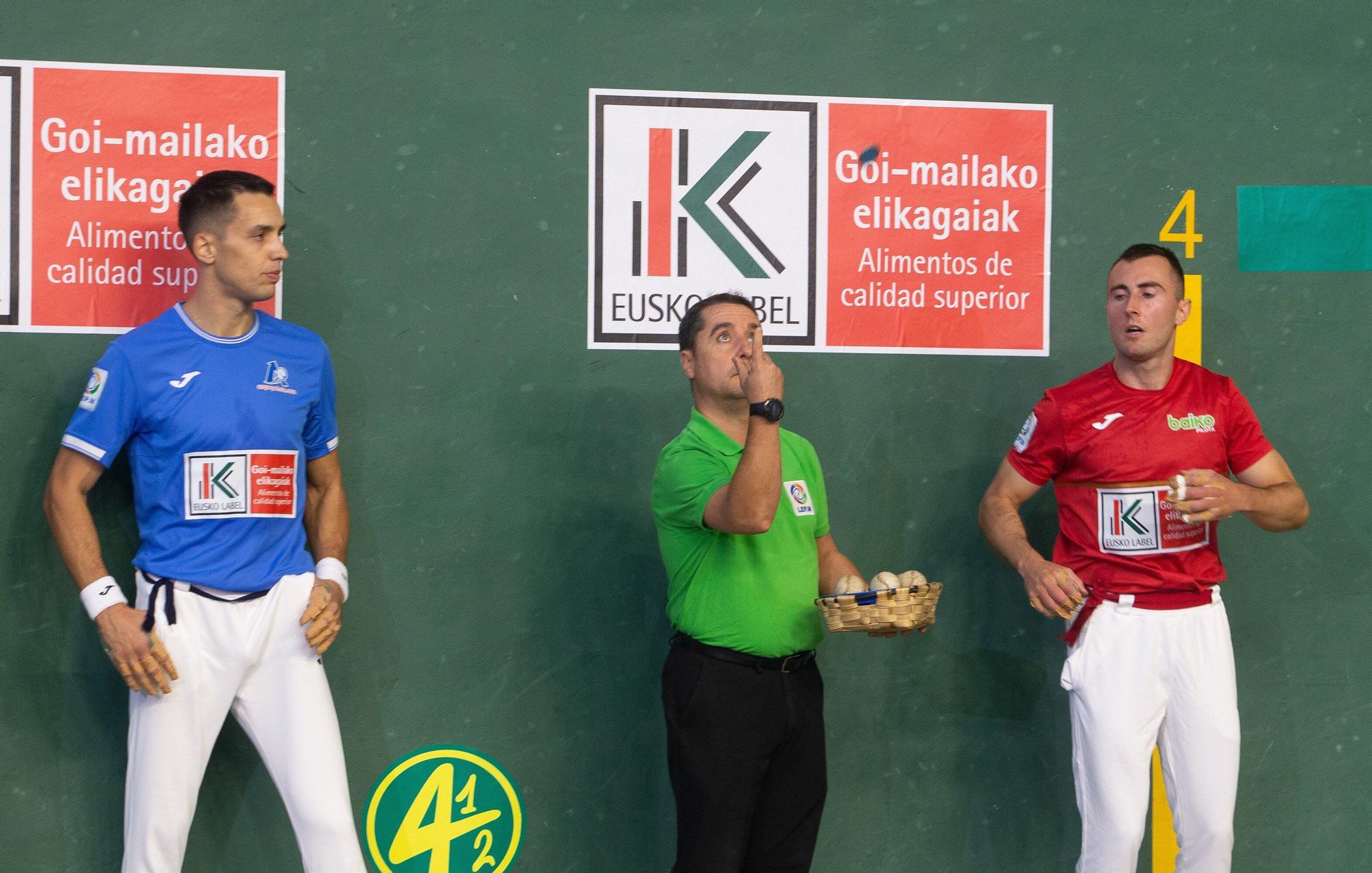 Joanes Bakaikoa gana su primer punto de la liguilla de cuartos de final del Cuatro y Medio ante Javier Zabala en Lekunberri.