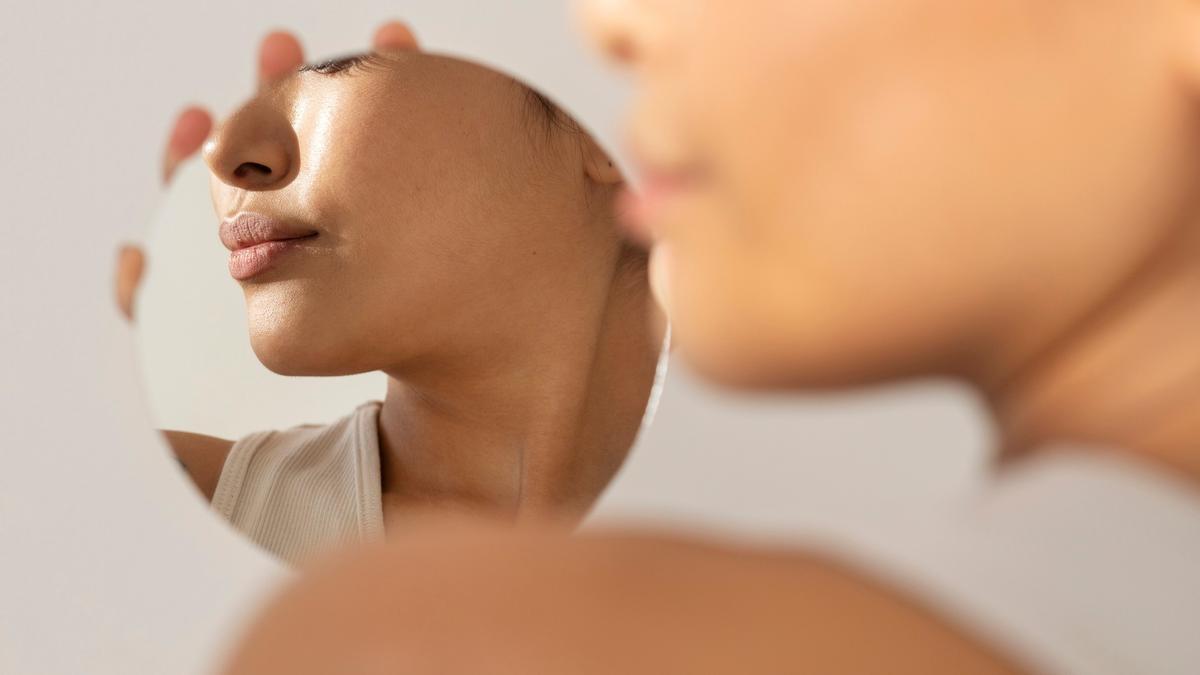 Mujer mirándose los labios tras un tratamiento.
