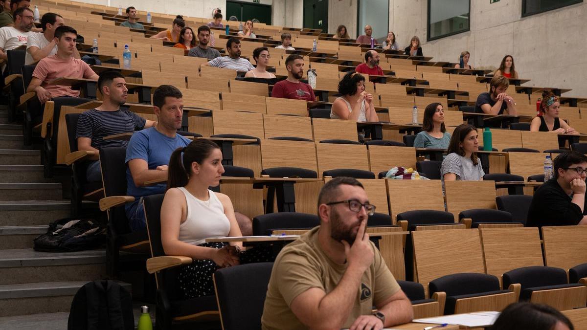 Opositores antes de las pruebas de euskera a una de las 113 plazas de la OPE