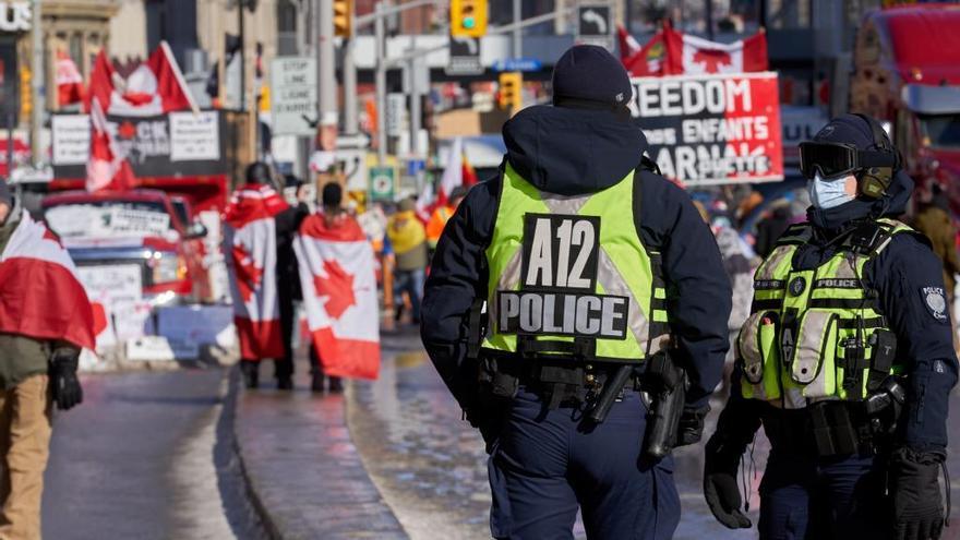 Desalojan a los antivacunas del puente en la frontera entre Canadá y EE UU