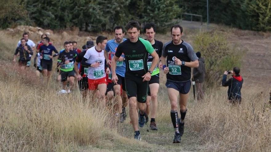 Azparren (39) y Acarreta (32), liderando el grupo en los primeros metros de la prueba.