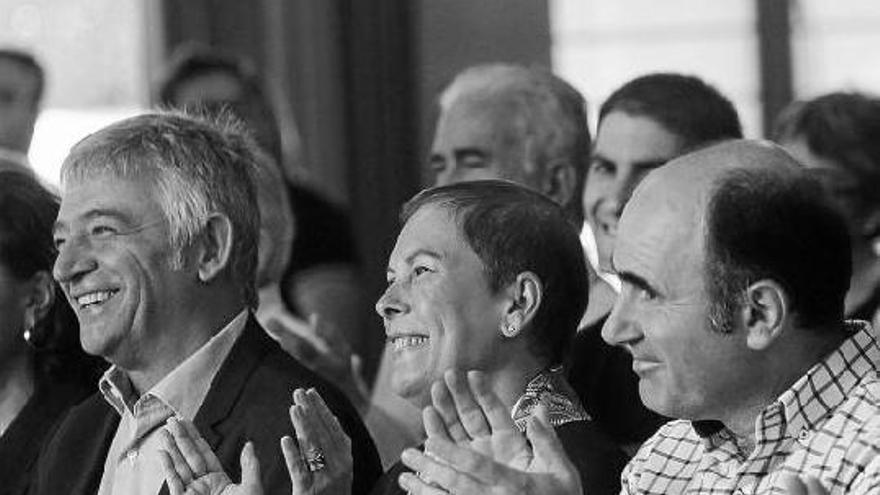 Koldo Martínez, Uxue Barkos y Manu Ayerdi, sonrientes durante el acto de ayer de Geroa Bai.