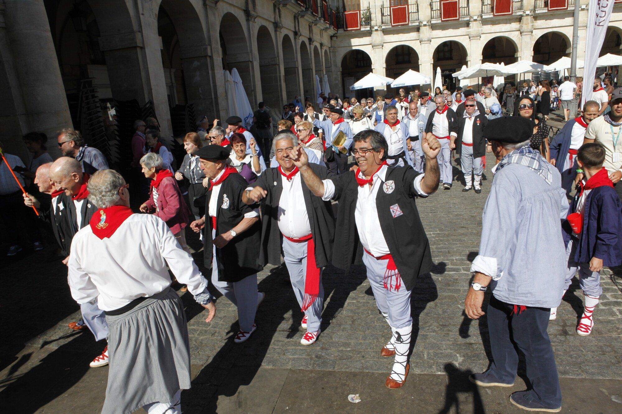 Los blusas y neskas veteranos ya disfrutan de su día en La Blanca