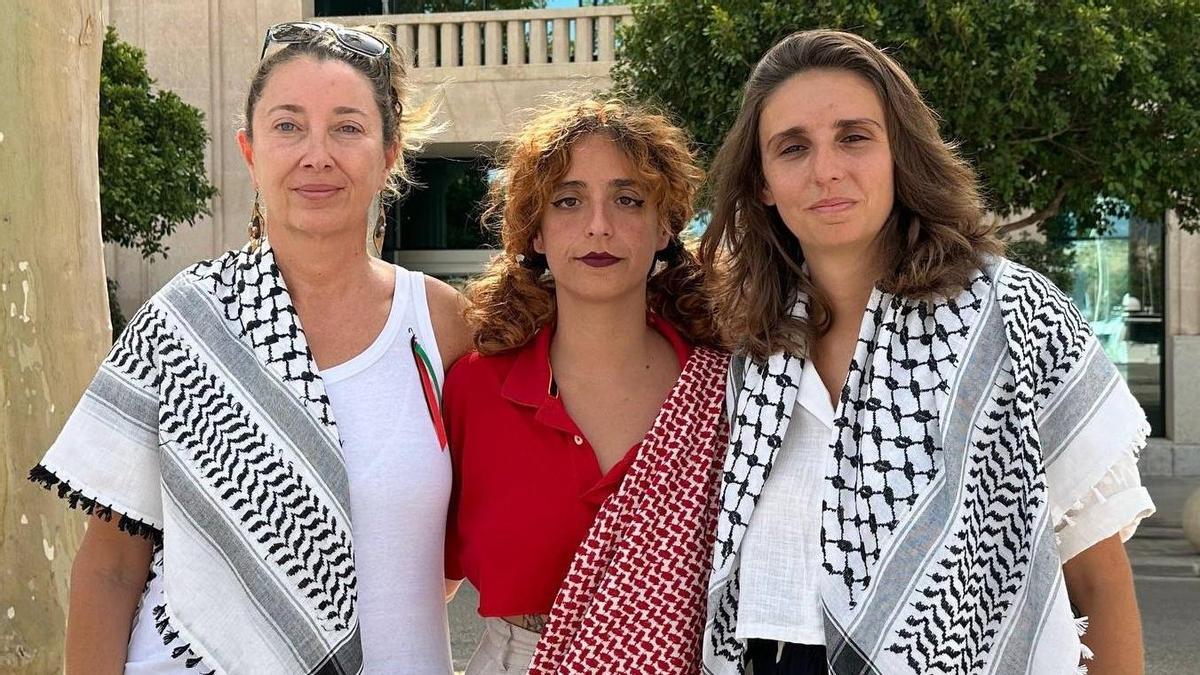 La activista Reyes Rigo, a la izquierda, acompañada por las otras dos mallorquinas integrantes de la Global Sumud Flotilla, Lucía Muñoz y Alejandra Martínez.