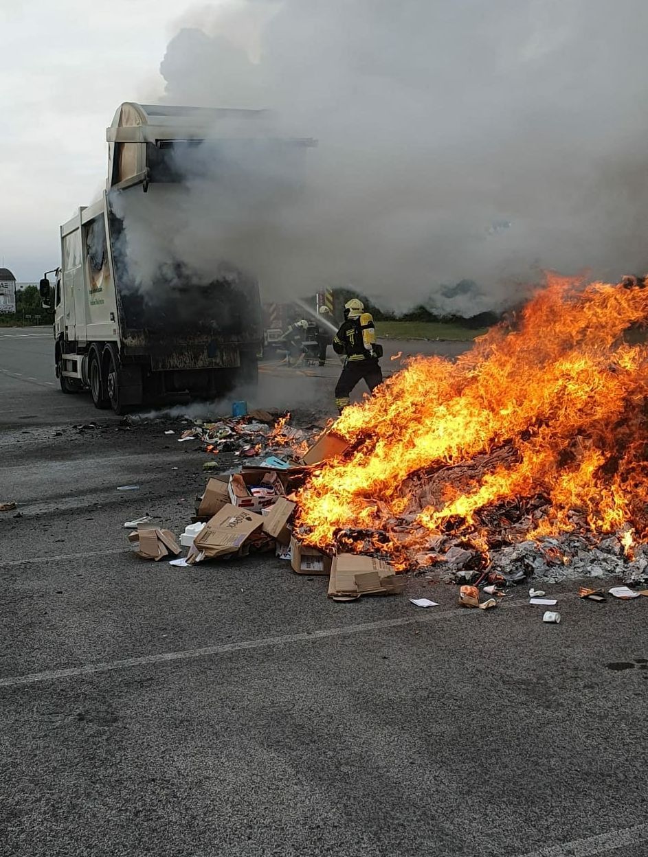 Arde un camión de la basura junto al polideportivo de la UPNA