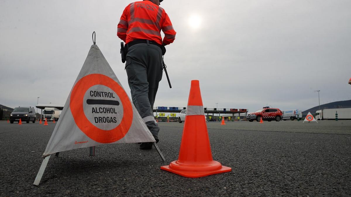 Control de la policia foral en el area de servicio de Imárcoain.