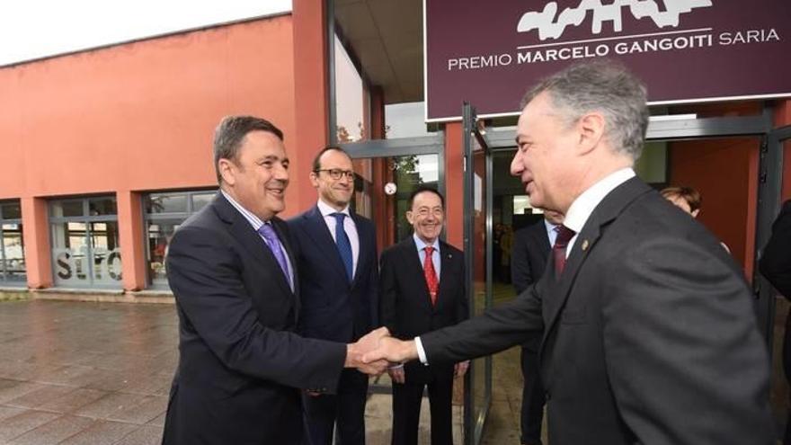 El lehendakari Iñigo Urkullu saluda al consejero delegado de la empresa premiada Prosertek, Iñaki Lasfuentes, en el Centro de Formación Somorrostro.