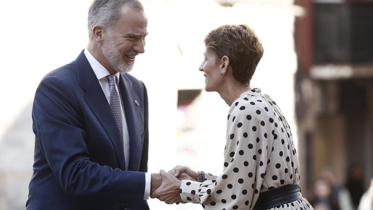 El rey Felipe VI (i) saluda a la presidenta de Navarra, María Chivite (d) a su llegada este viernes a Pamplona.