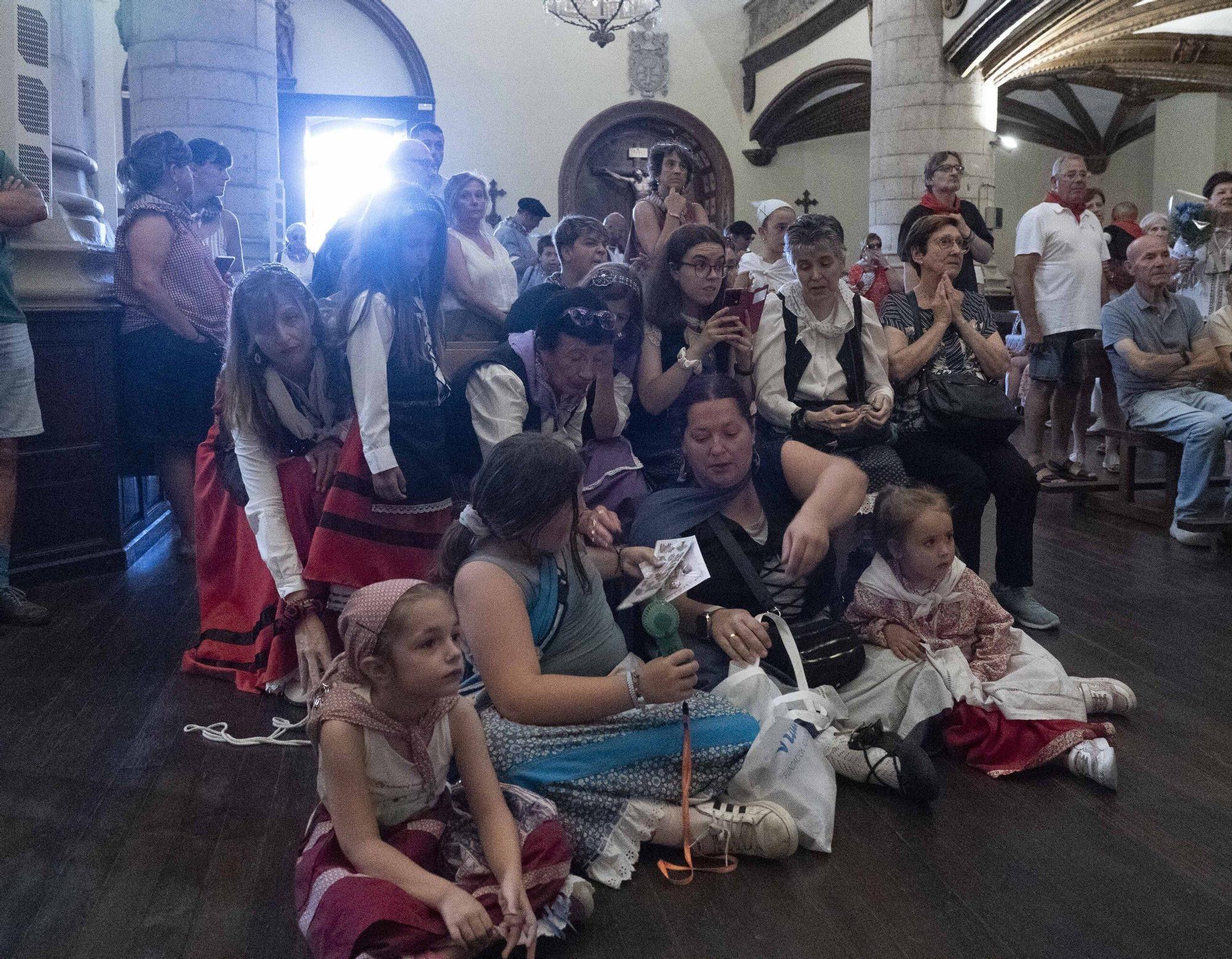 En imágenes: Edurne y Celedón Txiki abarrotan un año más la plaza de la Virgen Blanca