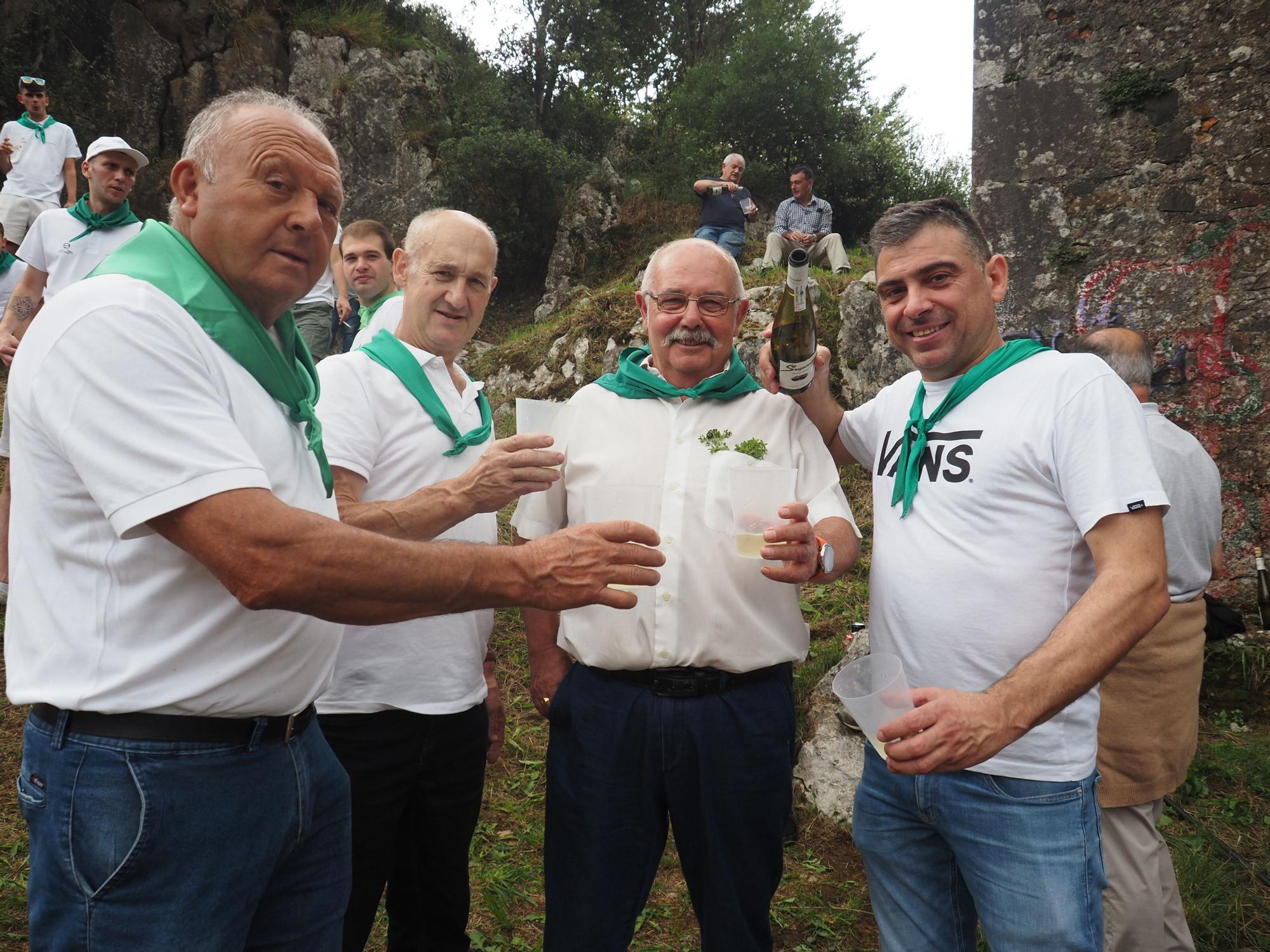 Fiesta en verde y blanco en la ermita de Santa Ana de Mendaro