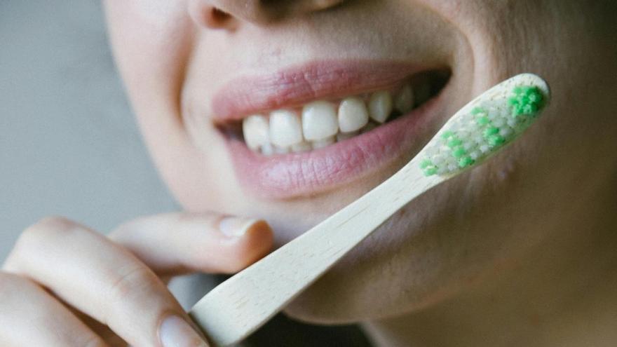 Dientes más blancos sin ir al dentista: trucos caseros que sí funcionan