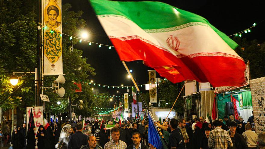 Irán reivindica su "derecho a defenderse" y amenaza con golp