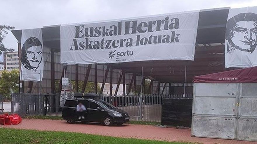 Policía Foral retira la pancarta de Txiki y Otaegui del colegio de Mendillorri