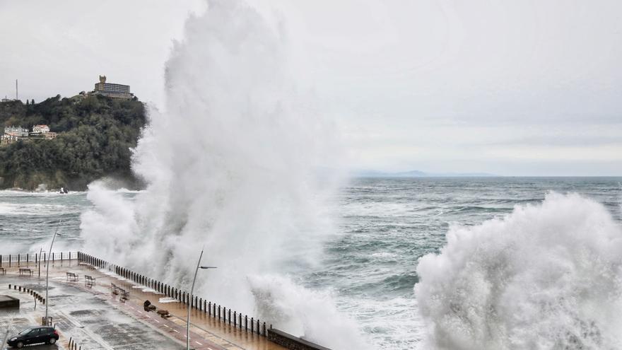 Donostia cerrará sus paseos marítimos entre el 18 y el 20 de diciembre por el oleaje