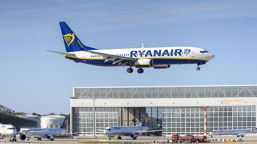 Ryanair baraja recortar otro millón de plazas en sus vuelos a España el próximo verano