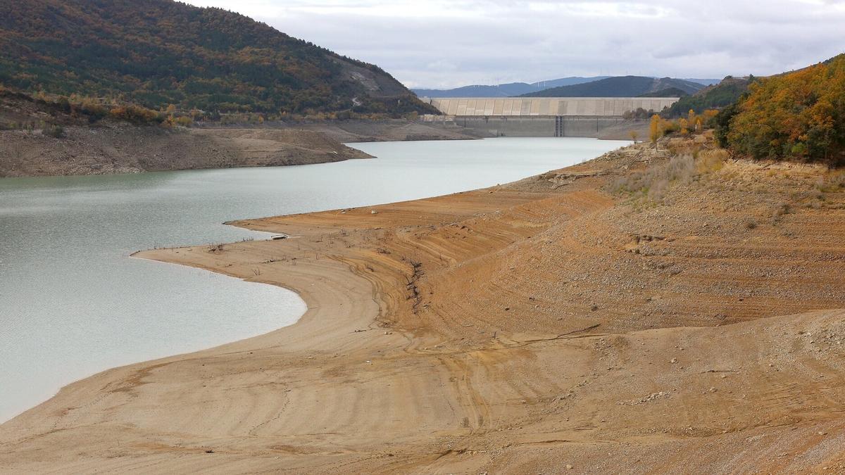 El embalse de Yesa, con muy poca agua este jueves 7 de noviembre.