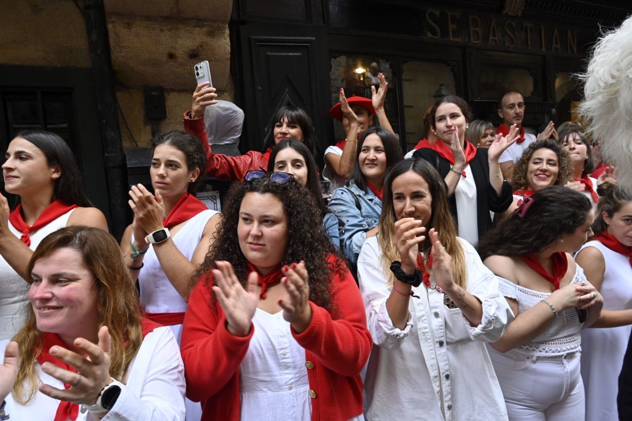 El Alarde desfila por las calles de Hondarribia