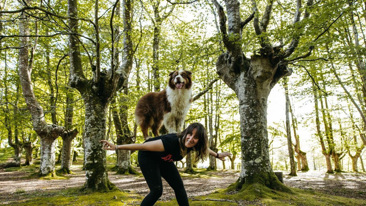 ‘Laga’, pastora australiana de 11 años, encima de Maider Arego