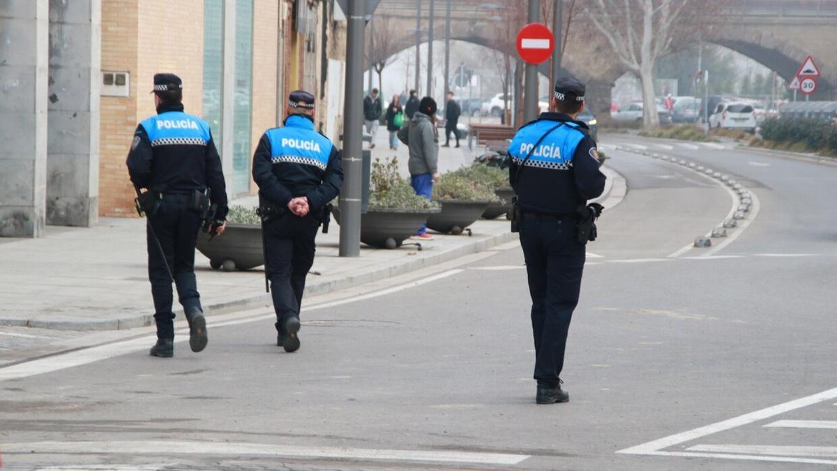 Agentes de la Policía Local, patrullando por Tudela.