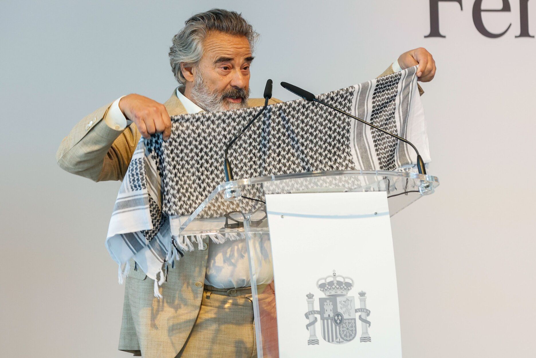 El actor Eduard Fernández, con un pañuelo palestino, al recibir el Premio Nacional de Cinematografía en Donostia