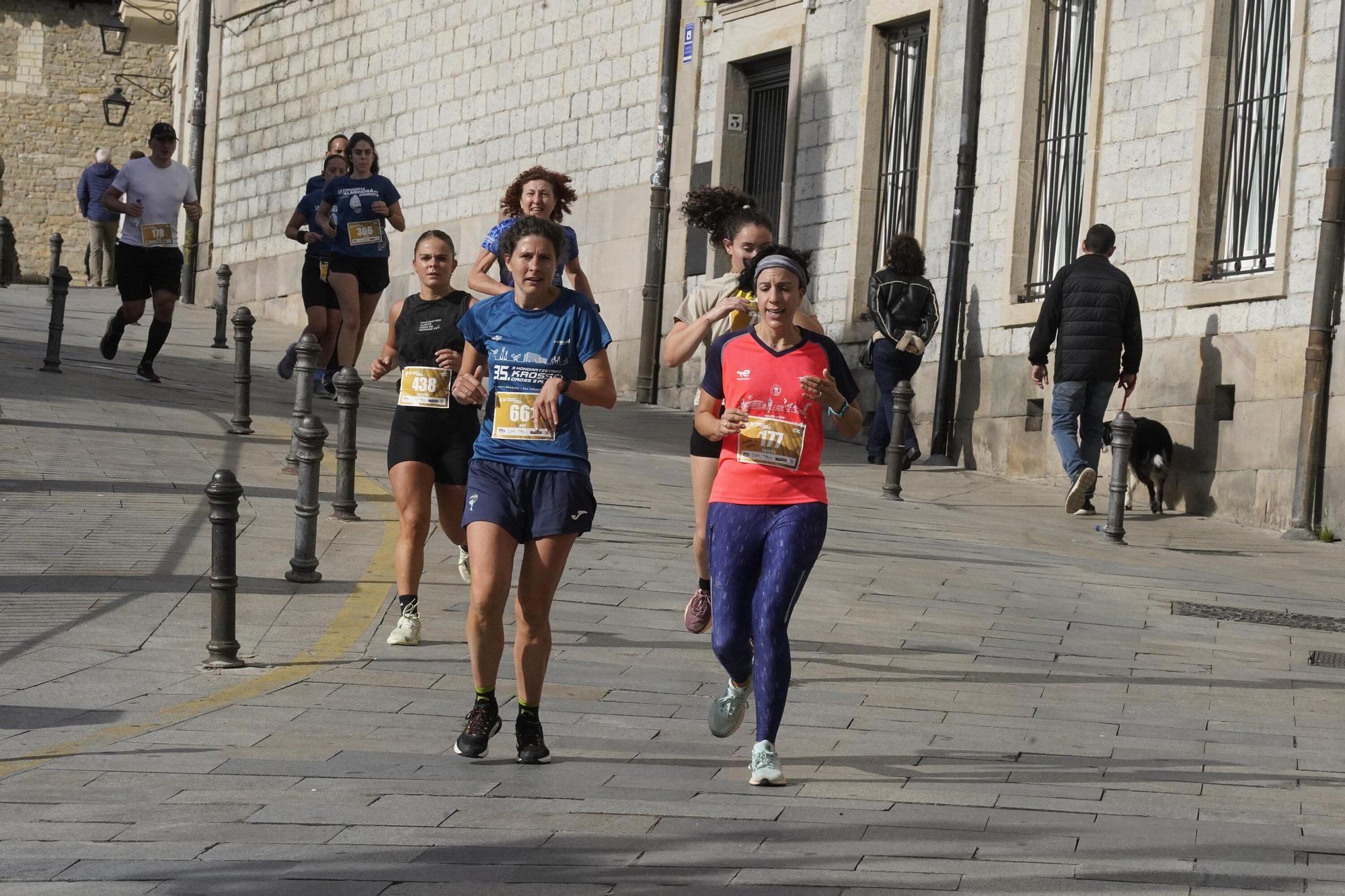 En imágenes: Miles de personas conquistan la Almendra de Gasteiz