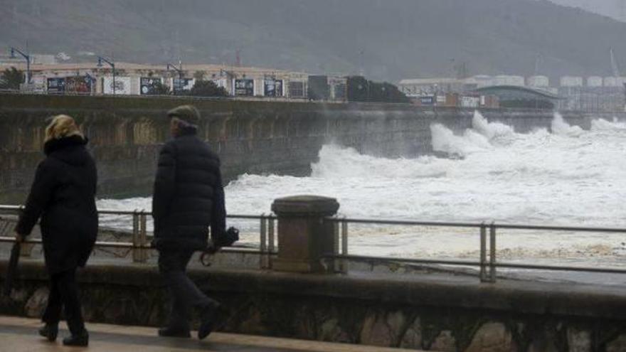 Alertan de olas de 5 metros