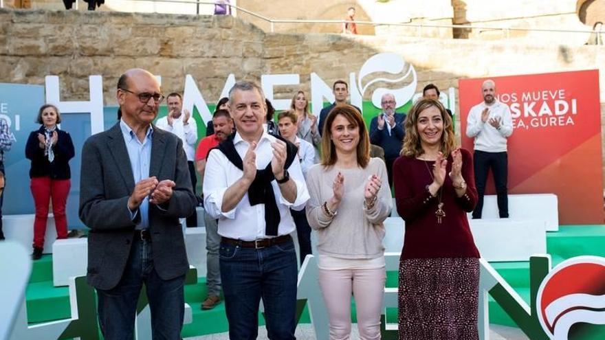 El lehendakari Iñigo Urkullu, junto al cabeza de lista del PNV al Congreso por Araba, Mikel Legarda, la aspirante al Senado Almudena Otaola , y la alcaldesa de Labastida Laura Pérez Borinaga.
