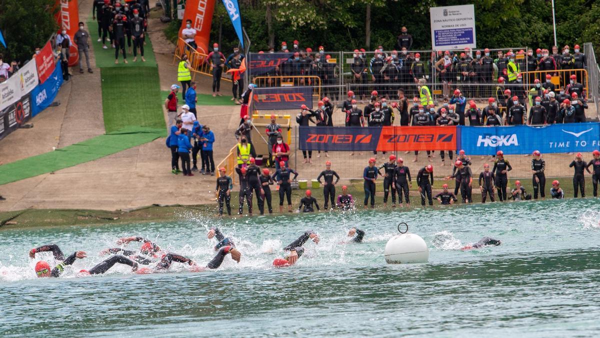 Atletas participantes en la Pamplona Half Triathlon, en el pantano de Alloz.