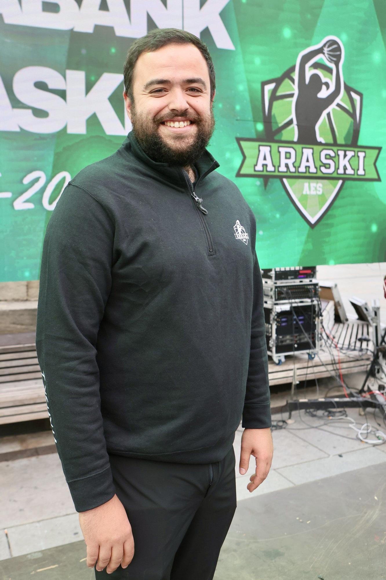 En imágenes: El Araski presenta su plantilla en la plaza de la Virgen Blanca