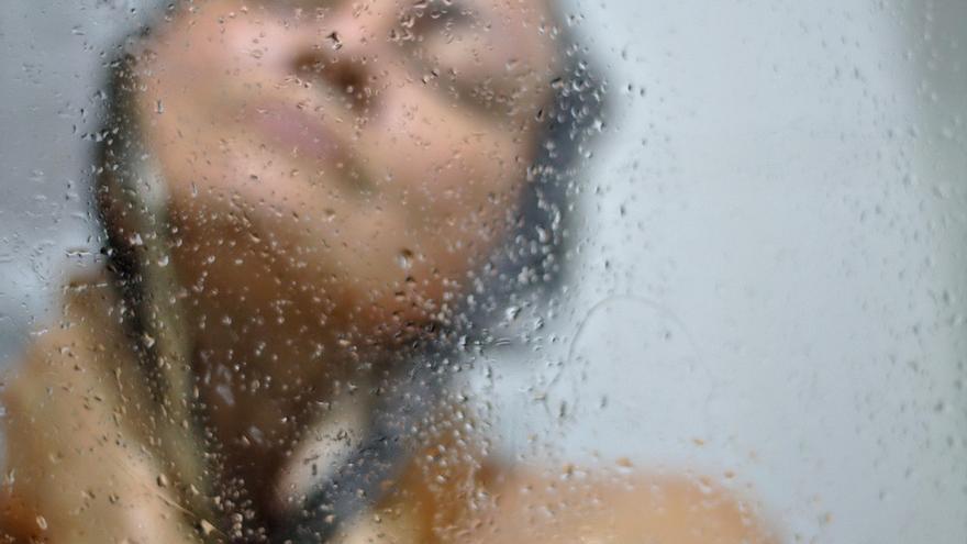 ¿Es recomendable usar esponja para ducharse? Los dermatólogos lo tienen claro