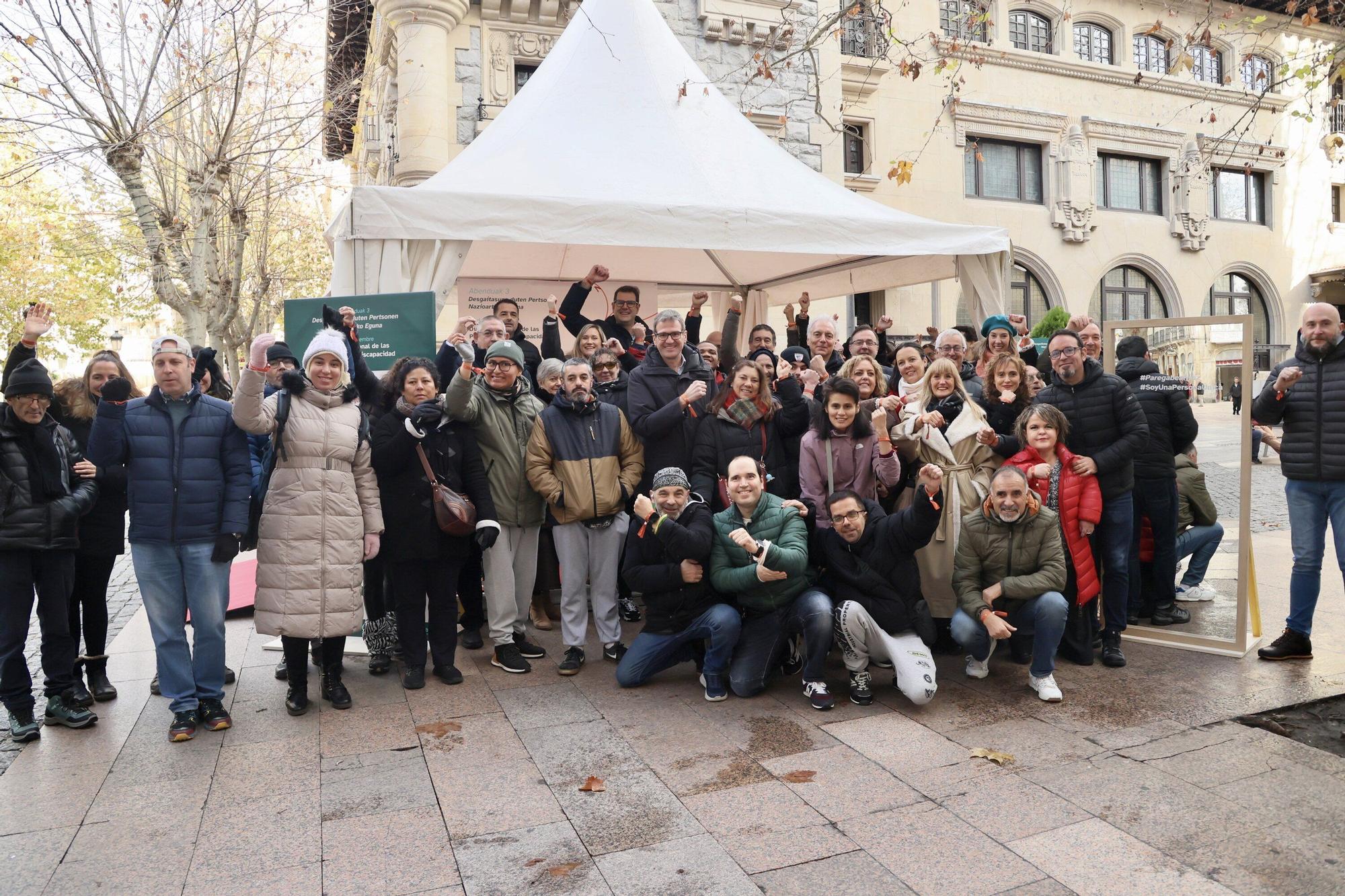 En imágenes: Reparto de pulseras por la discapacidad